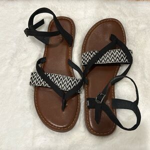 TOMS Women’s Lexi Strappy Ankle Flats Blk/Wht. Geometric Canvas‎ Embroidery 7.5